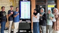 Digital signage Sijagad di Pasar Rembang menampilkan harga bahan pokok