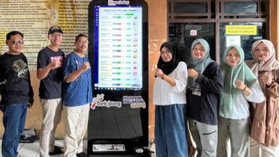 Digital signage Sijagad di Pasar Rembang menampilkan harga bahan pokok