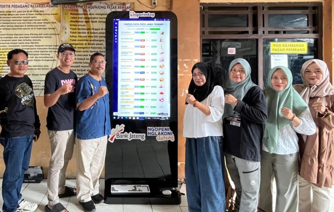 Digital signage Sijagad di Pasar Rembang menampilkan harga bahan pokok