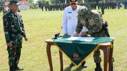 Wabup Pemalang Nurkholes dan Dansatgas TMMD menandatangani naskah hasil TMMD Sengkuyung Pemalang 2026 di Desa Surajaya
