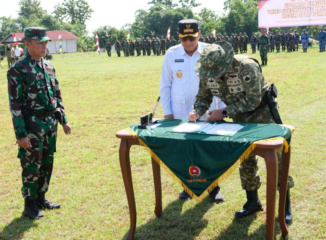 Wabup Pemalang Nurkholes dan Dansatgas TMMD menandatangani naskah hasil TMMD Sengkuyung Pemalang 2026 di Desa Surajaya