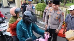 Kapolres Gunungkidul AKBP Damus Asa membagikan takjil gratis kepada warga di depan Mako Polres Gunungkidul saat Ramadhan 2026