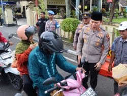 Takjil Gratis Polres Gunungkidul: Kapolres Bersama Jagawarga dan Mahasiswa Turun Langsung Bagi-bagi di Depan Mako