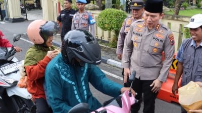Kapolres Gunungkidul AKBP Damus Asa membagikan takjil gratis kepada warga di depan Mako Polres Gunungkidul saat Ramadhan 2026
