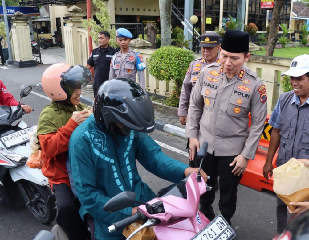 Kapolres Gunungkidul AKBP Damus Asa membagikan takjil gratis kepada warga di depan Mako Polres Gunungkidul saat Ramadhan 2026