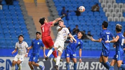 Ilustrasi pertandingan Pegadaian Championship malam hari