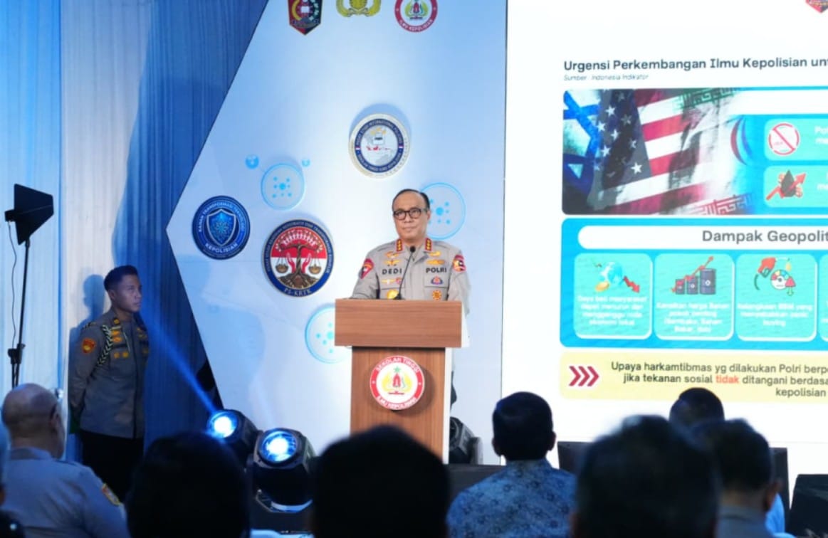 Wakapolri Komjen Pol Dedi Prasetyo meresmikan peluncuran dua buku kepolisian di PTIK Lemdiklat Polri