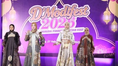 Nawal Yasin peragakan wastra Jawa Tengah di DModifest