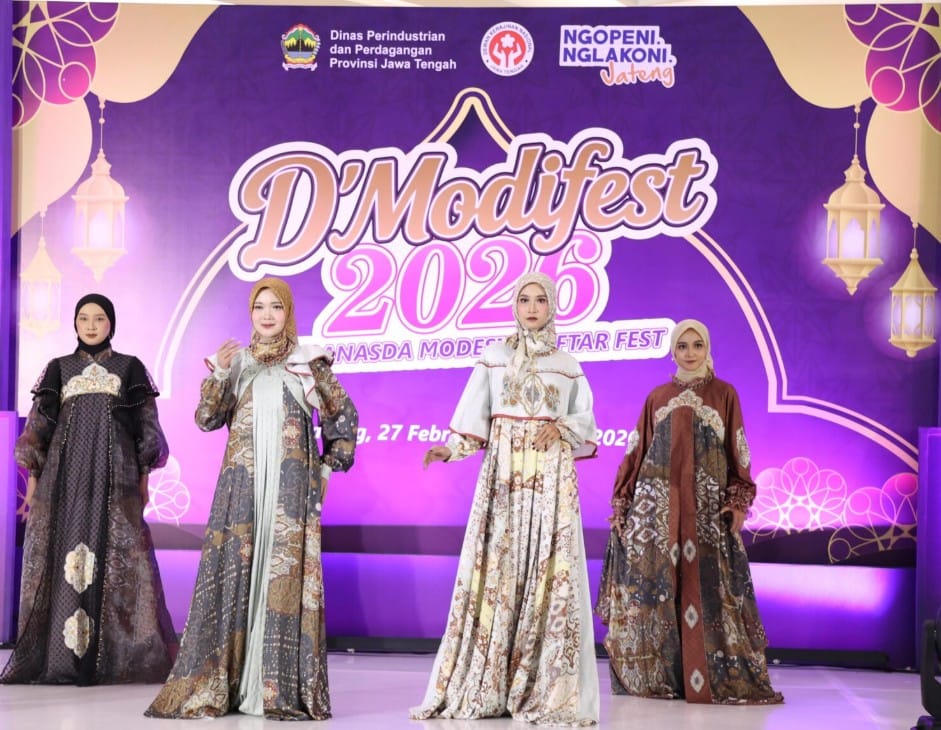 Nawal Yasin peragakan wastra Jawa Tengah di DModifest